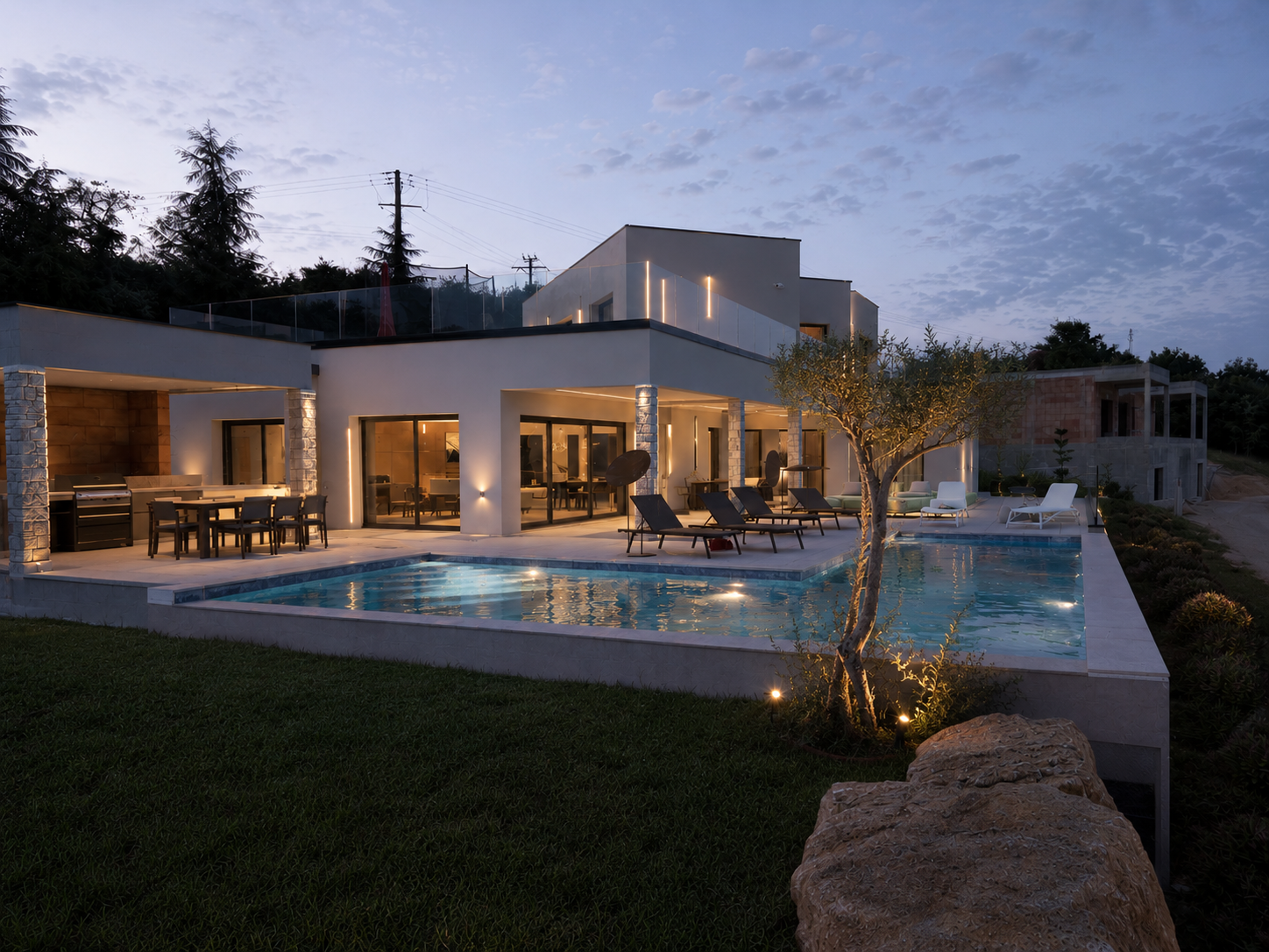 Villa Altis — vue jardin, piscine et terrasses au crépuscule
